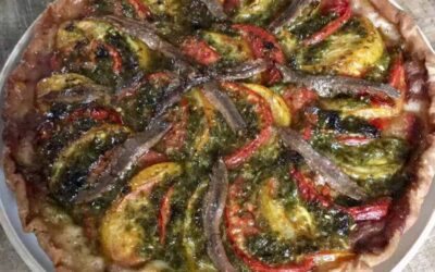Tarte tomates, anchois, tapenade et basilic