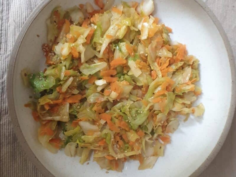 Chou chinois et carottes à l'asiatique